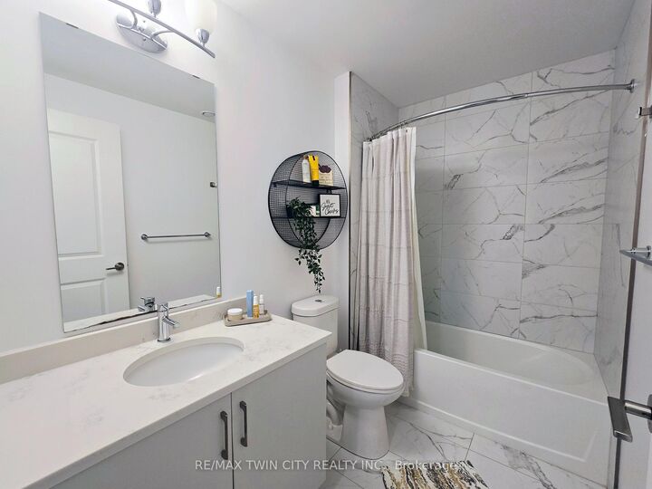 Property Photo:  181 King Street S 1812  ON N2J 0E7 