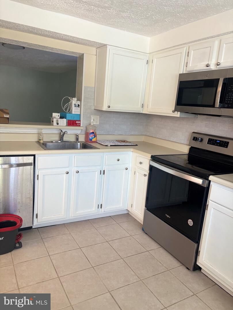 Property Photo:  42 Victoria Manor Court  NJ 08081 