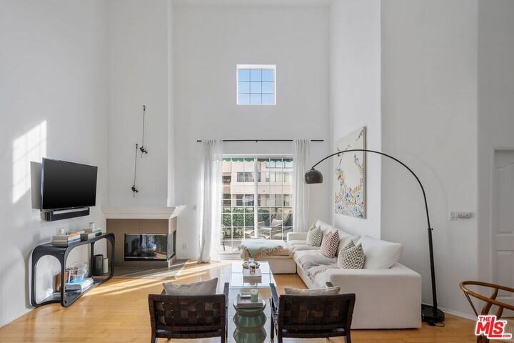 Property Photo:  930 N Doheny Dr  CA 90069 