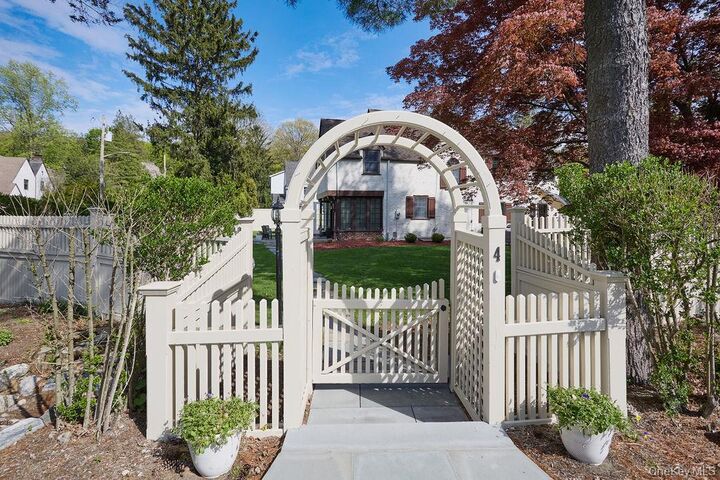 Property Photo:  4 Glenwolde Park  NY 10591 