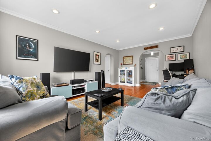 Property Photo:  240 Alpine Place 4D  NY 10707 