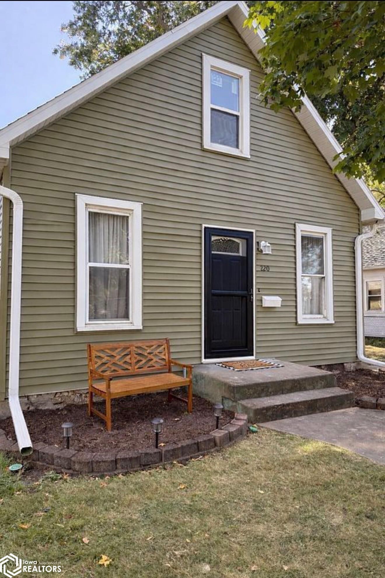 Property Photo:  220 Summer Street  IA 52655 