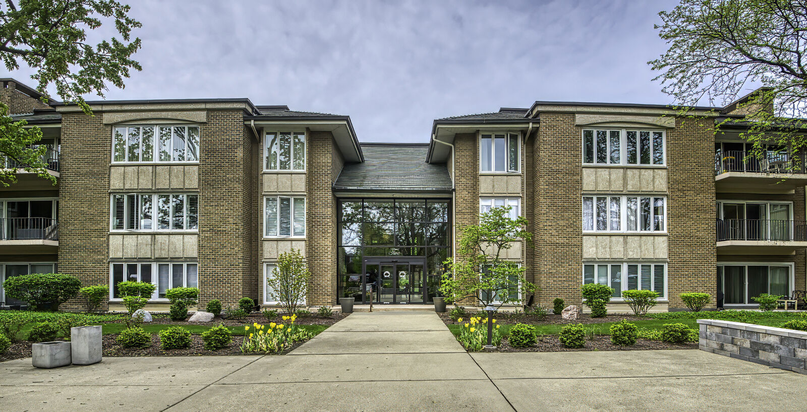 Property Photo:  2 Oak Brook Club Drive C103  IL 60523 