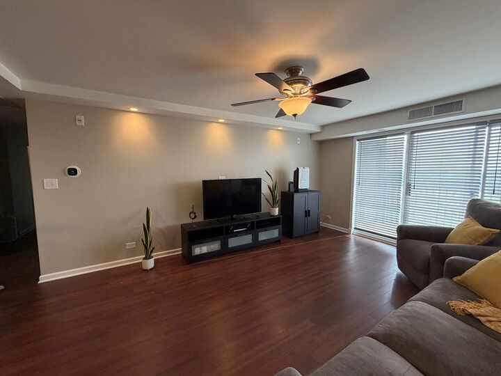 Property Photo: 5400 Walnut Avenue 803 IL 60515