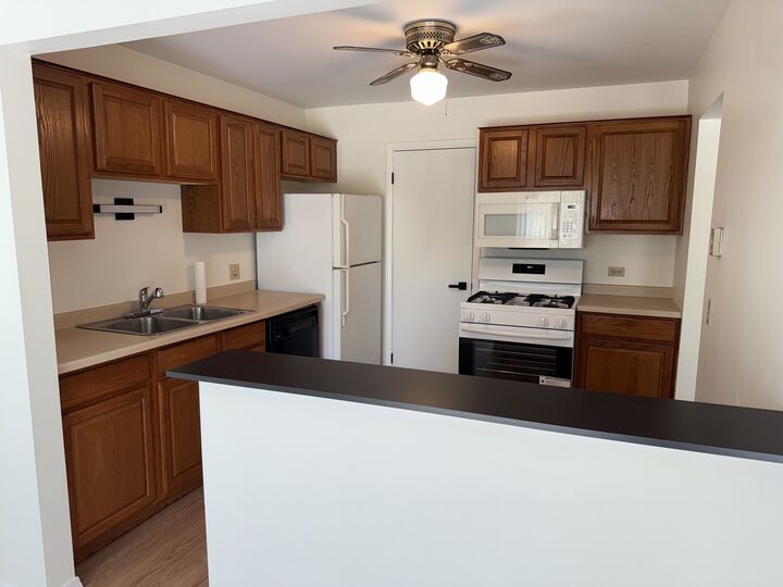 Property Photo:  380 Heather Court B2  IL 60193 