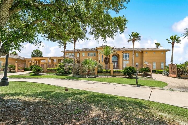 Property Photo:  1512 Lakeshore Drive  LA 70461 