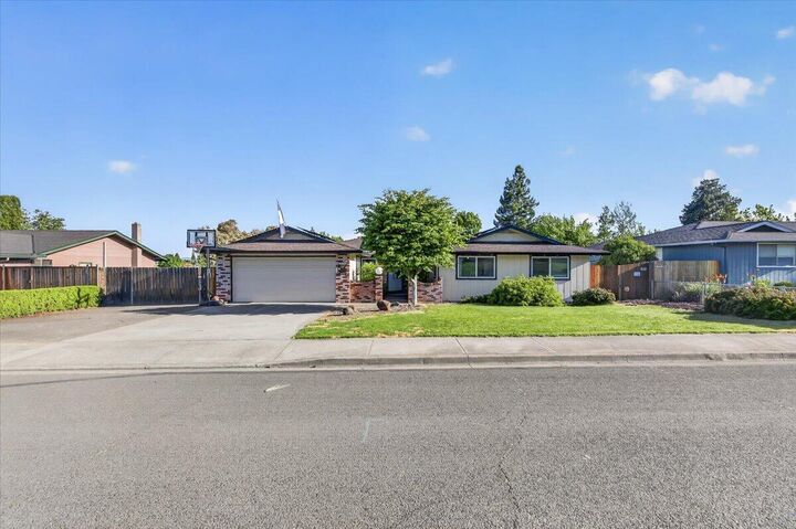 Property Photo:  2573 Eaton Drive  OR 97504 