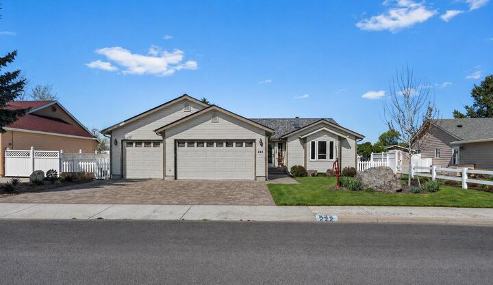 Property Photo:  222 SW Meadow Lakes Drive  OR 97754 