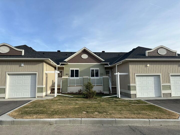 Property Photo: 1103 Clover Close AB T0M 0N0