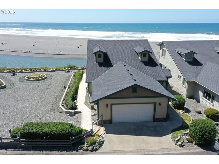 Property Photo: 28978 Vizcaino Ct OR 97444
