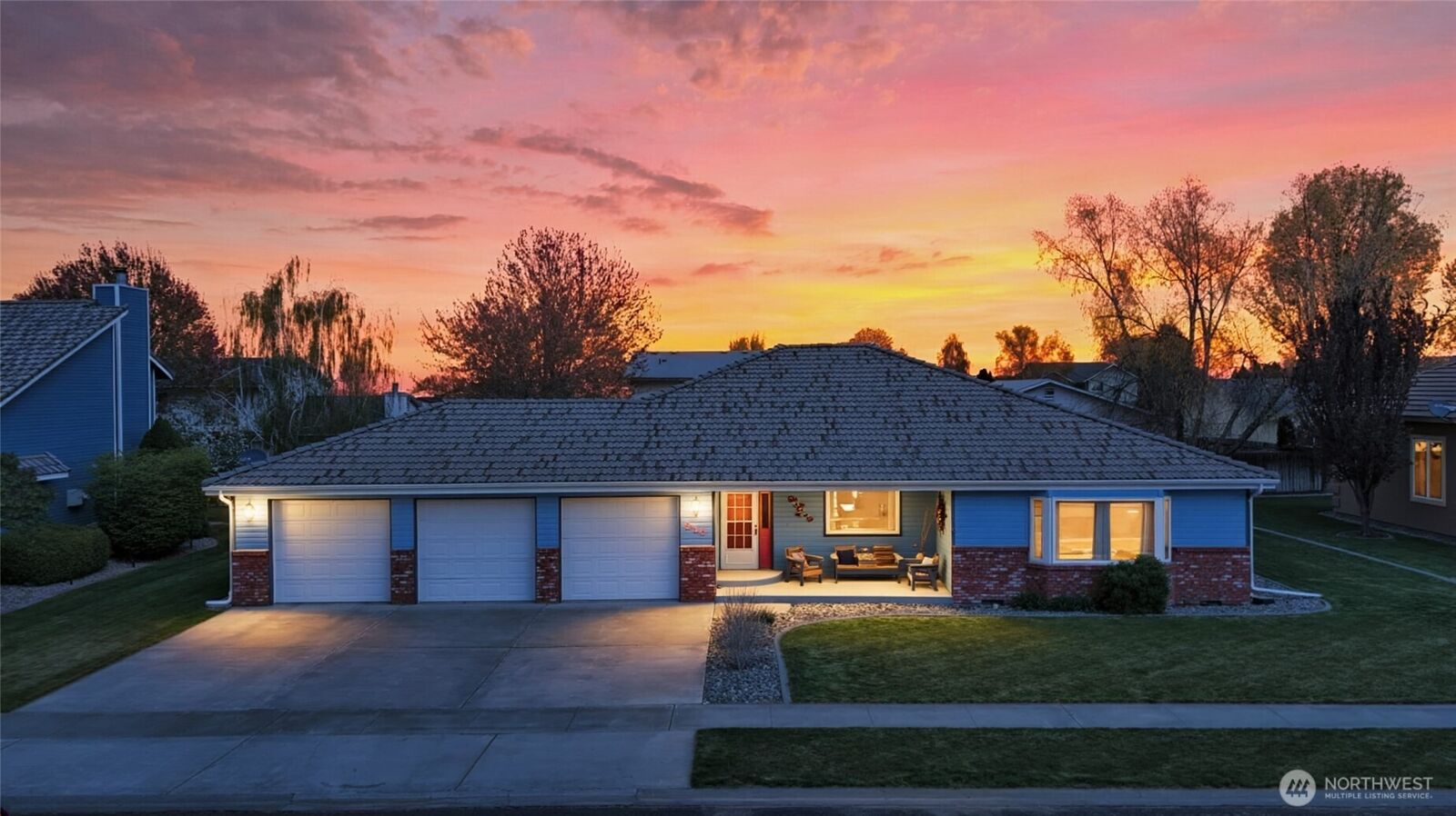 Property Photo:  216 E Tanglewood Drive  WA 98837 