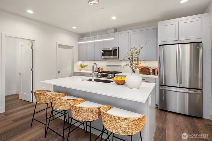 Property Photo:  639  18th Avenue W  WA 98033 