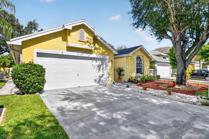 Property Photo:  1033 W Fairfax Cir W  FL 33436 