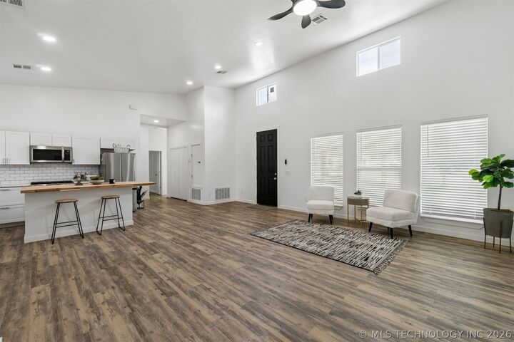 Property Photo:  1427 S Little Avenue  OK 74023 