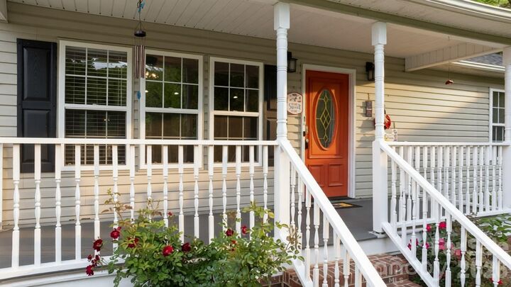 Property Photo:  1011 Cambridge Court  NC 28645 