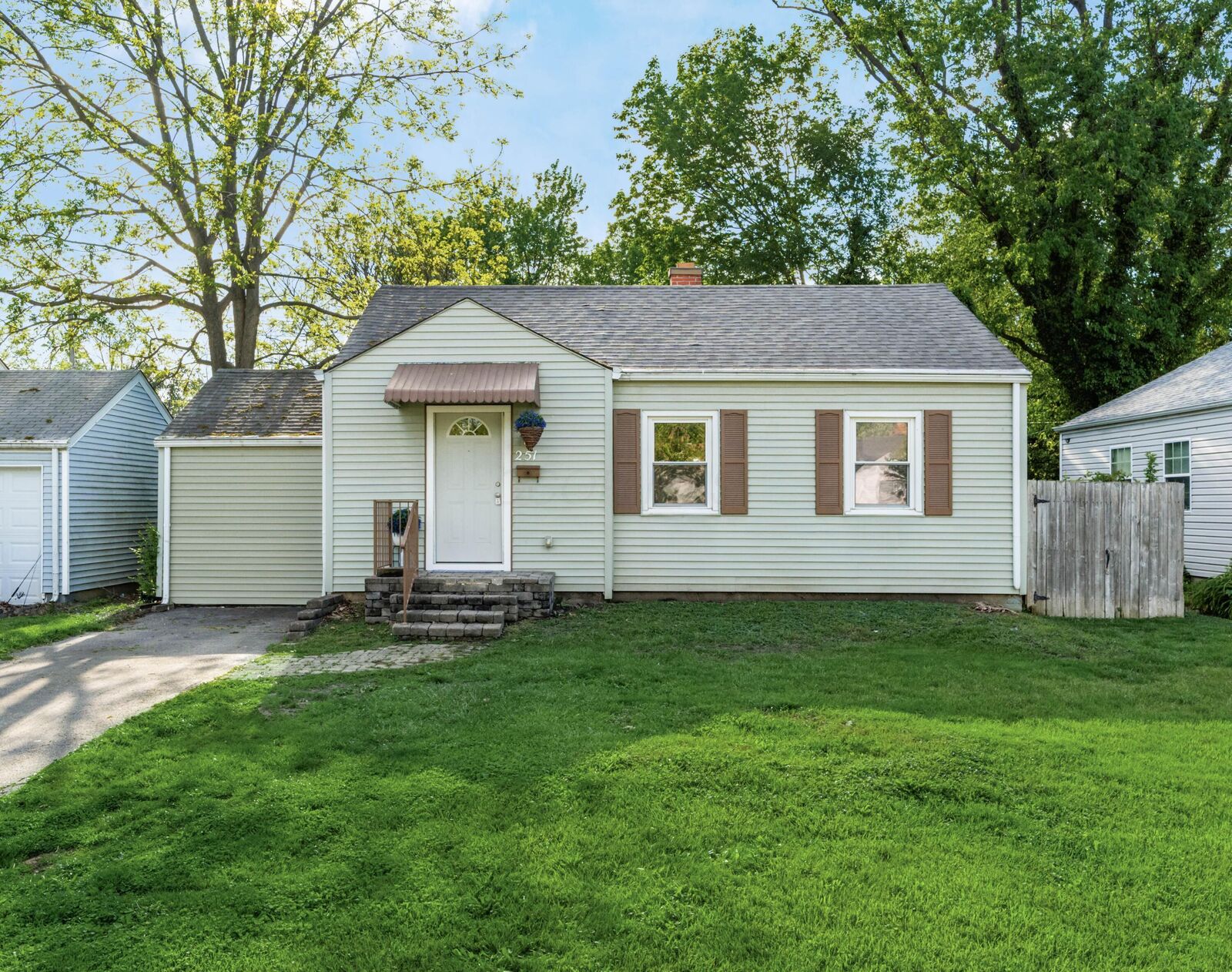 Property Photo:  251 Edgevale Road  OH 43209 