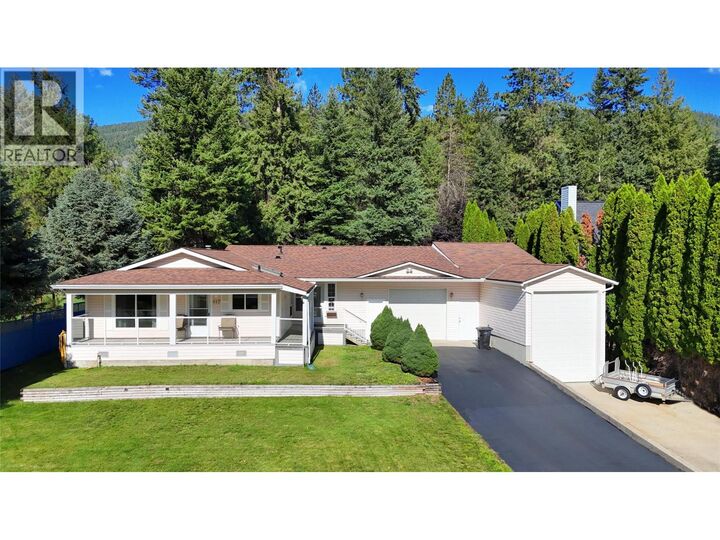 817 Smith Crescent — photo 1