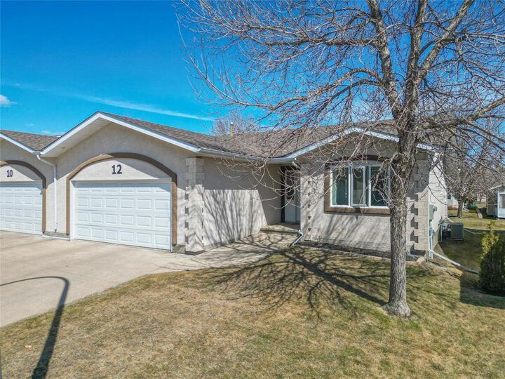 Property Photo:  12 Horizon Place  MB R7C 1C2 