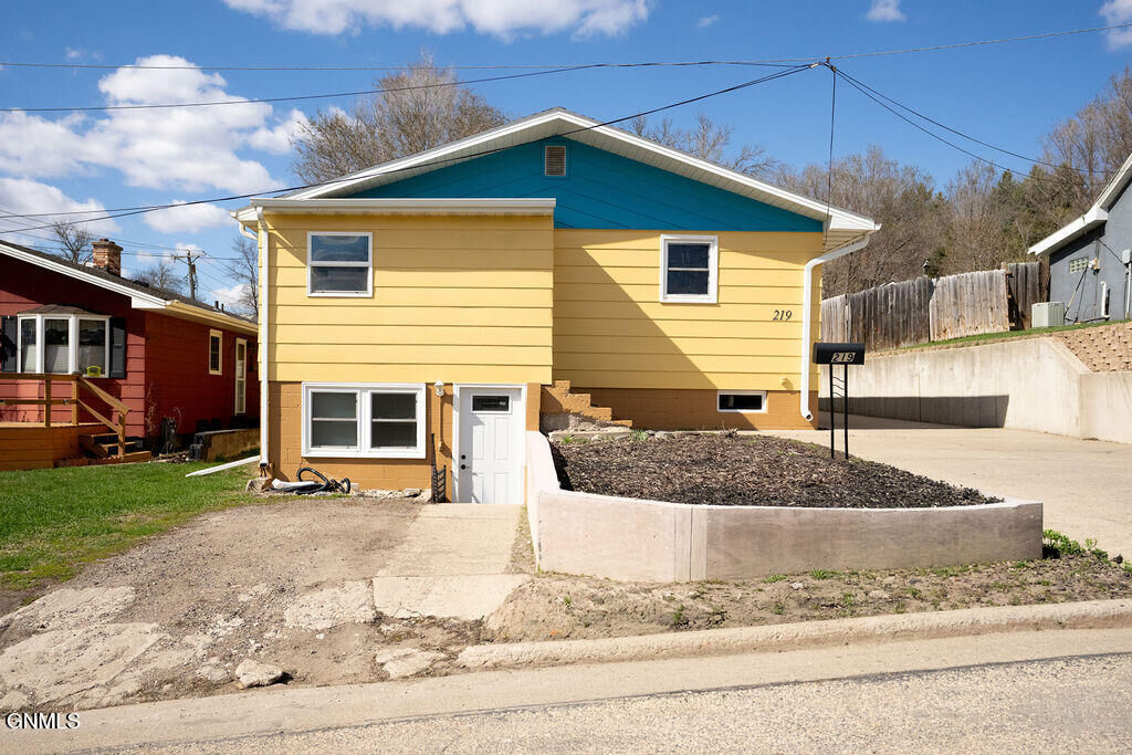 Property Photo:  219 9th Street NE  ND 58401 