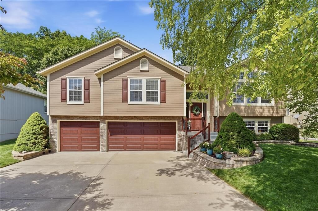Property Photo: 516 NE Topaz Drive MO 64086