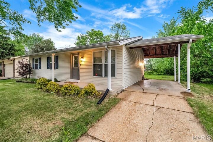 Property Photo:  2916 Oriental Drive  MO 63031 