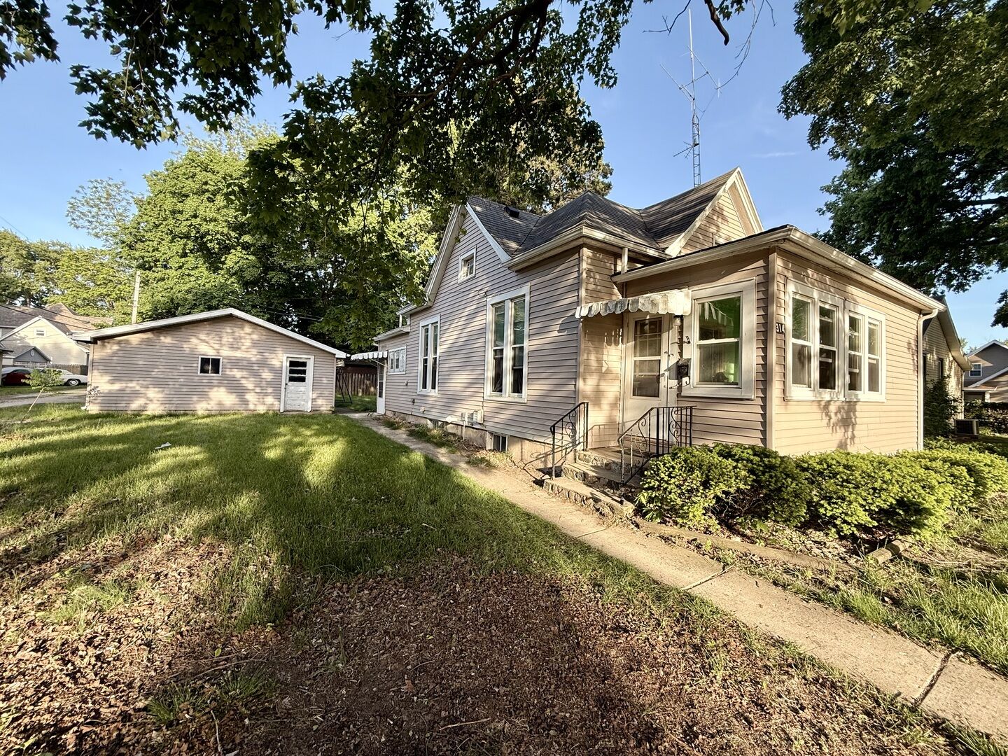 Property Photo:  314 S Quincy Street  IL 61727 