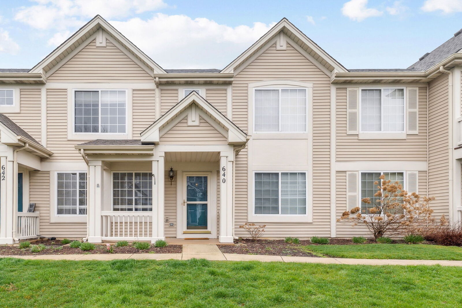 Property Photo:  640 Lincoln Station Drive  IL 60543 