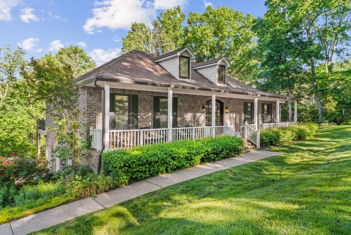 Property Photo:  105 Foxwood Ln SW  TN 37069 