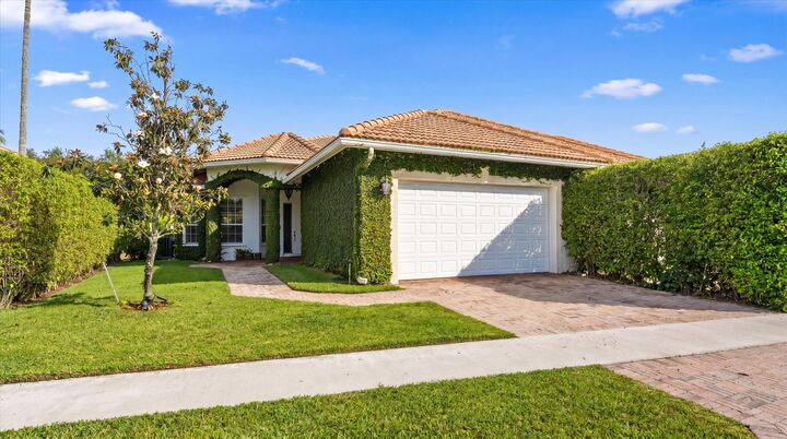 Property Photo:  2920 Twin Oaks Way  FL 33414 