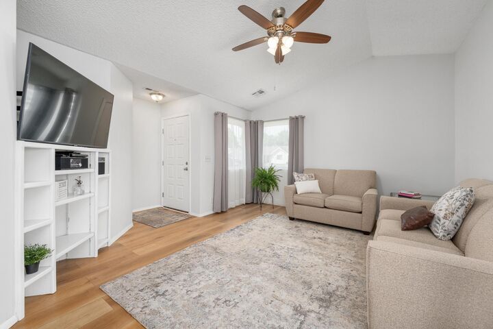 Property Photo:  921 E 52nd St S  KS 67216-3663 