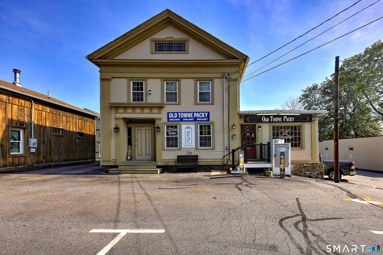 Property Photo:  