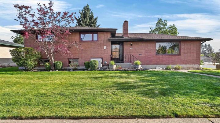 Property Photo:  2337 W Longfellow Ave  WA 99205 
