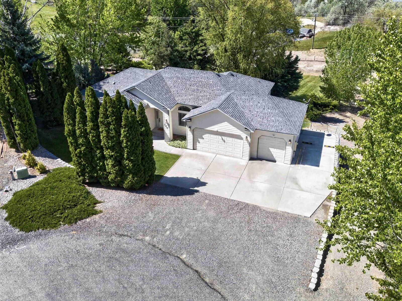 Property Photo:  100 S Etiwanda Ct  WA 99338 