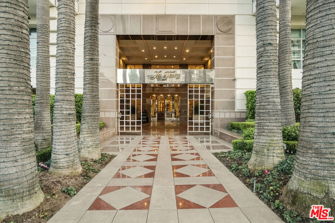 Property Photo:  10380 Wilshire Blvd  CA 90024 