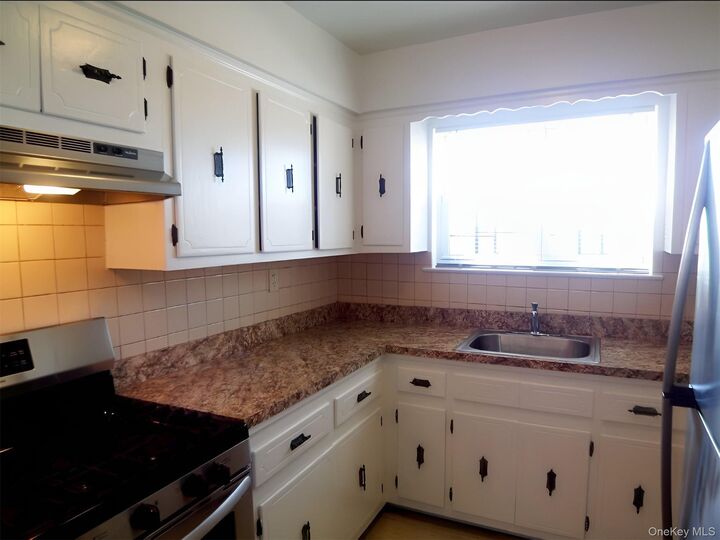 Property Photo:  1465 Burke Avenue 2  NY 10469 