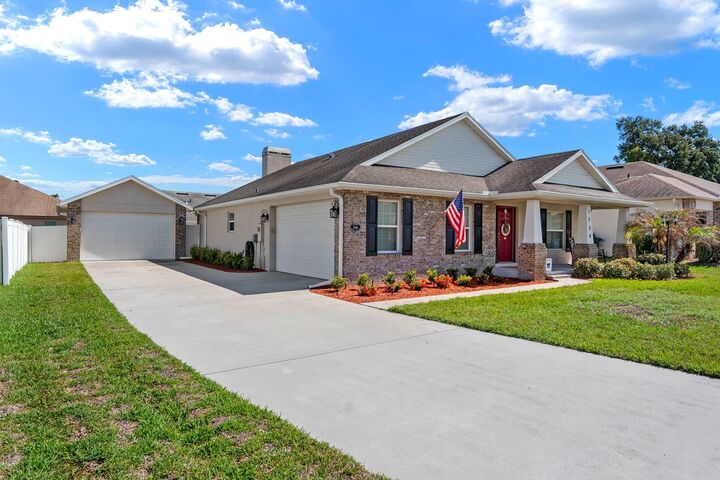 Property Photo:  1206 Spotted Lilac Lane  FL 33563 