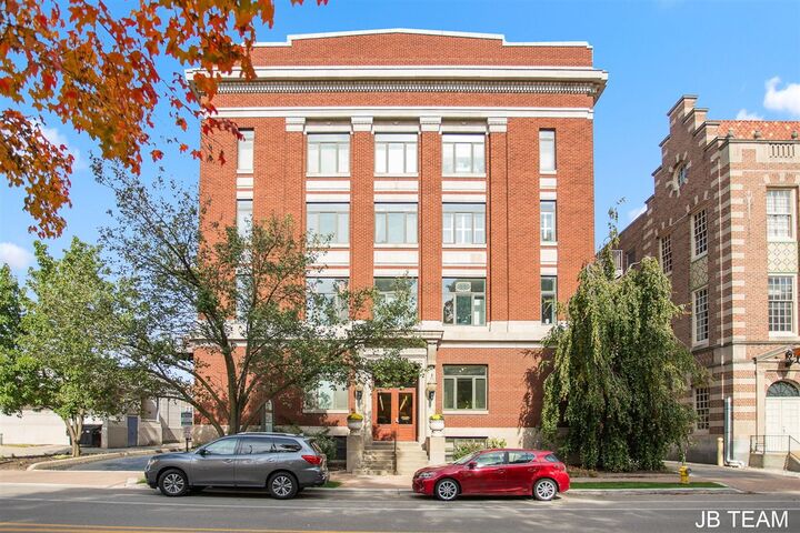 Property Photo: 17 W 10th Street 220 MI 49423