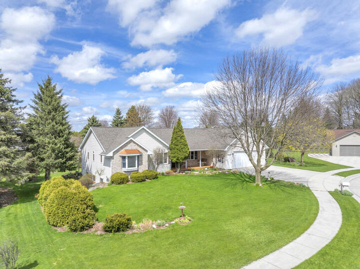 Property Photo:  428 Sandstone Ter  WI 53042 