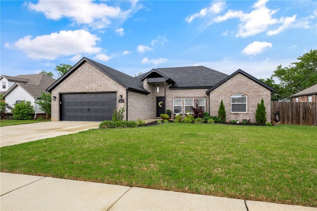 Property Photo:  313 N Tacoma Street  AR 72730 