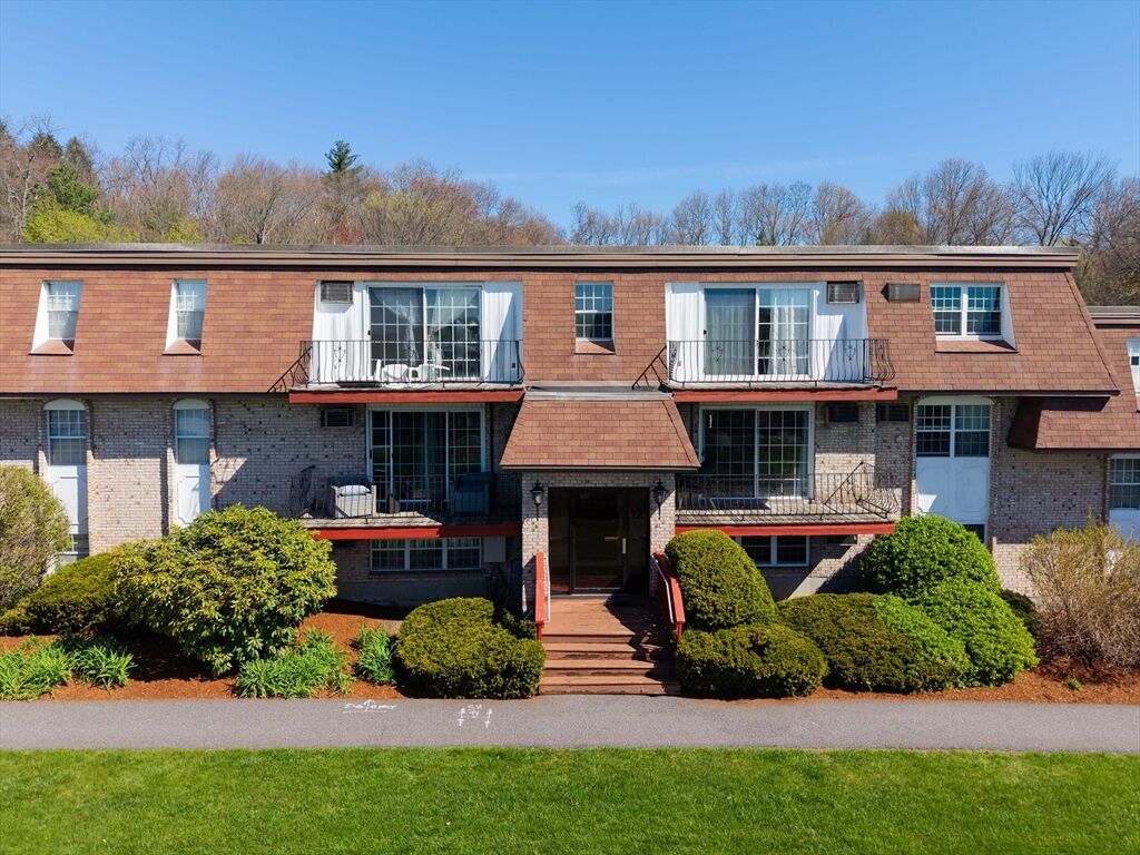 Property Photo:  12 Williamsburg Ct 1  MA 01545 