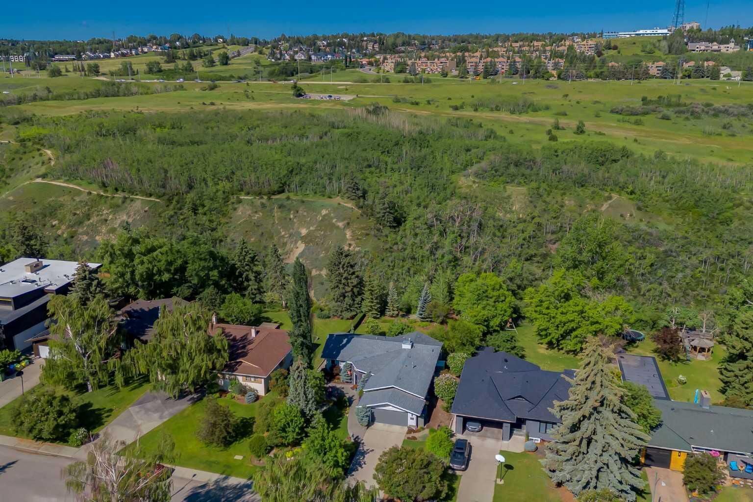 Property Photo:  333 Wildwood Drive SW  AB T3C 3E4 