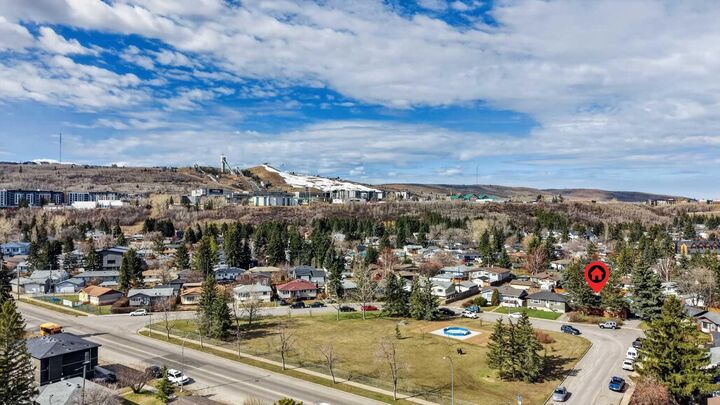 Property Photo:  32 Beaupre Crescent NW  AB T3B 2S8 