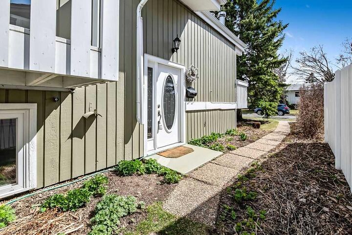 Property Photo:  5 Stimson Road SW  AB T1V 1C7 