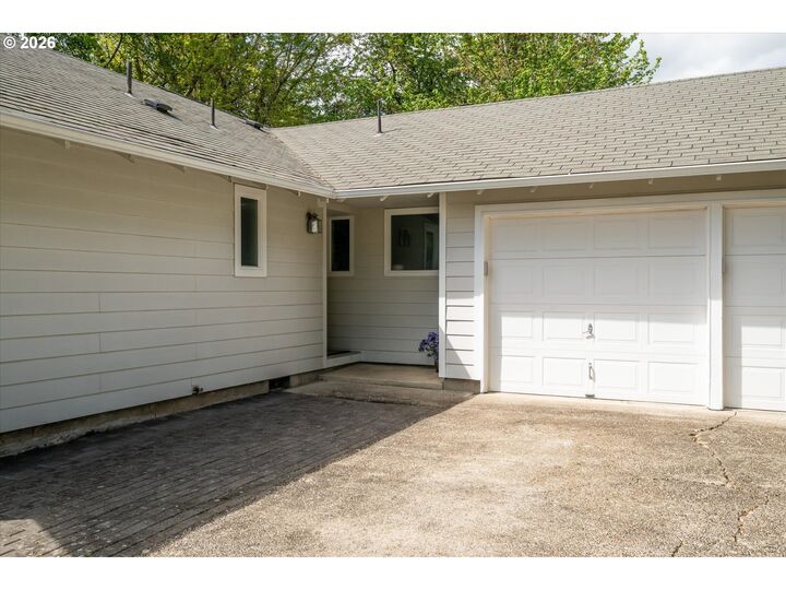 Property Photo:  1539 Dola St  OR 97402 
