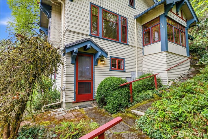 Property Photo:  4903 S 31st Avenue  WA 98108 