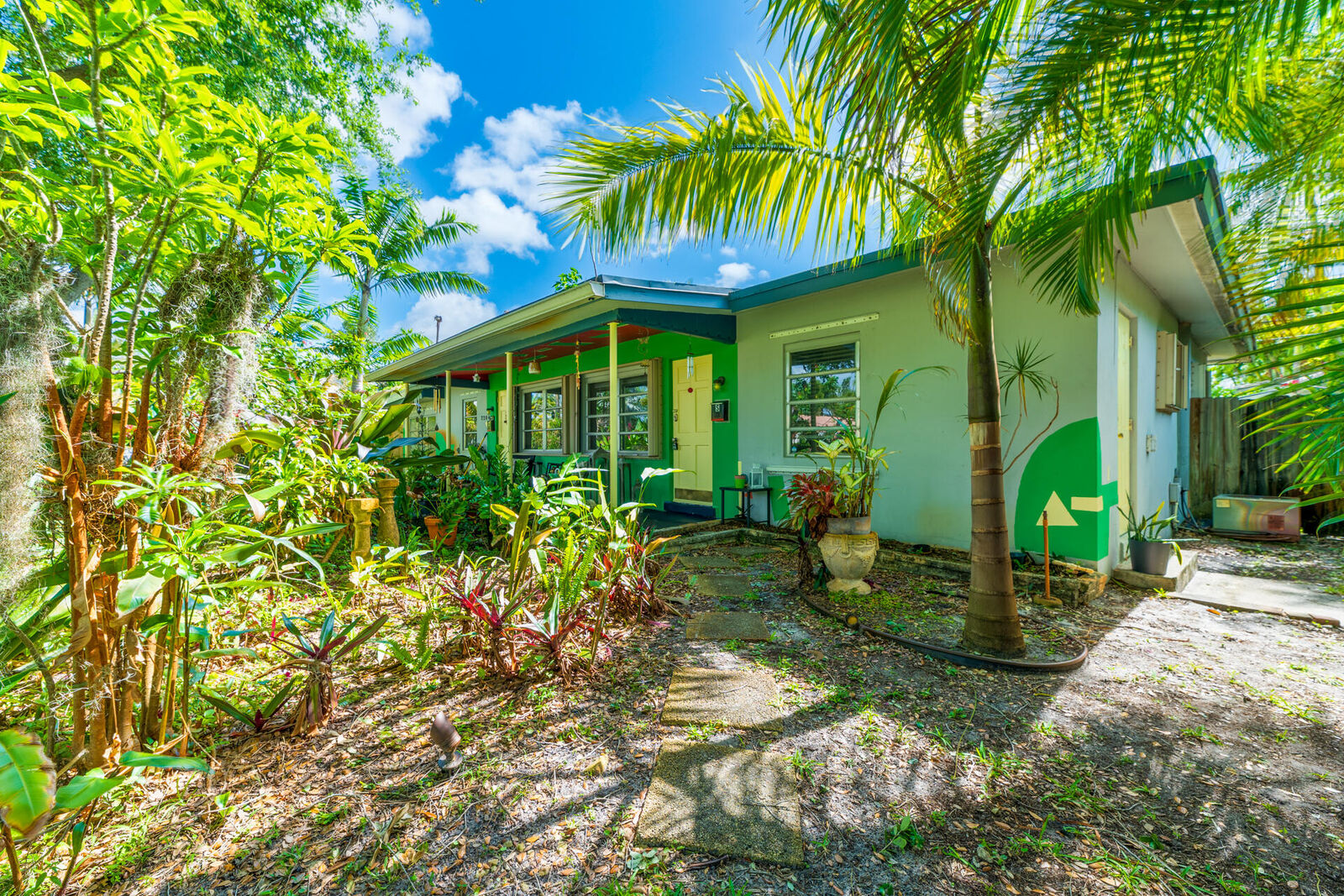 Property Photo:  2204 NW 3rd Avenue 1-2  FL 33311 