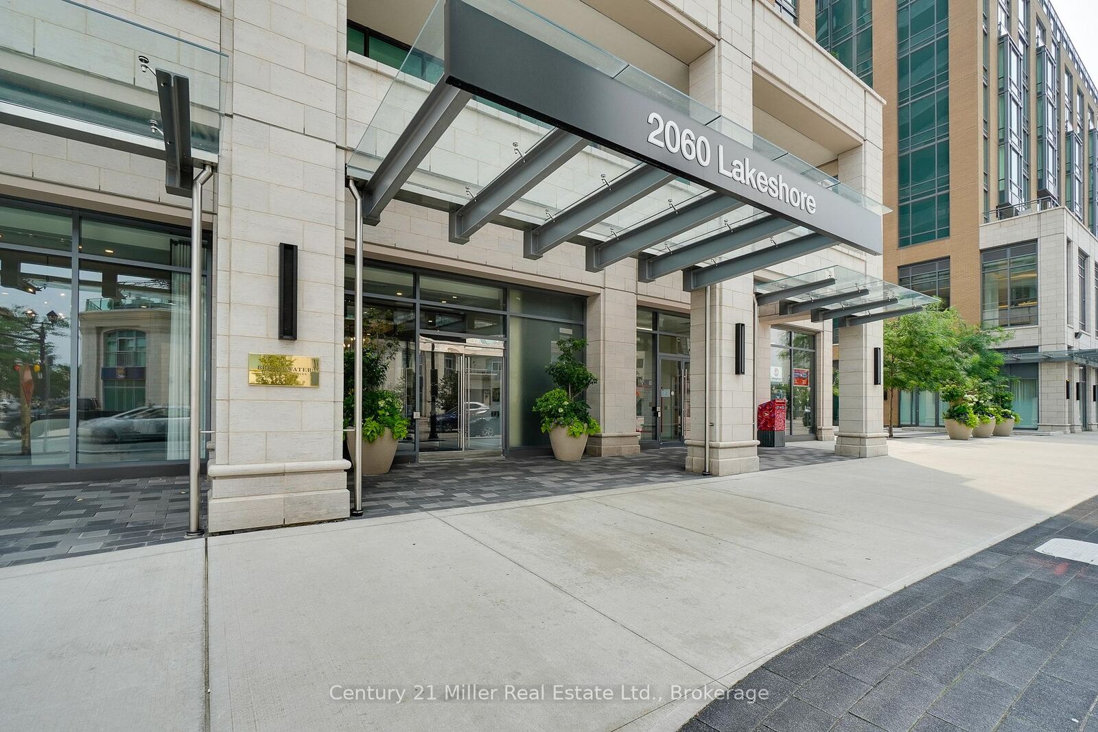 Property Photo: 2060 Lakeshore Road 802 ON L7R 0G2