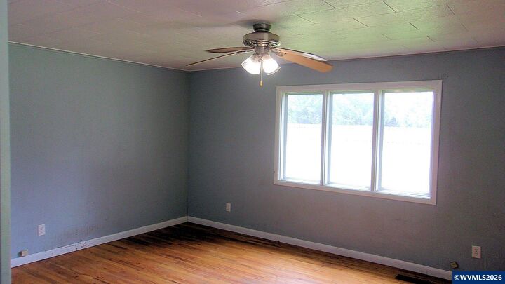 Property Photo:  944 5th St  OR 97358 