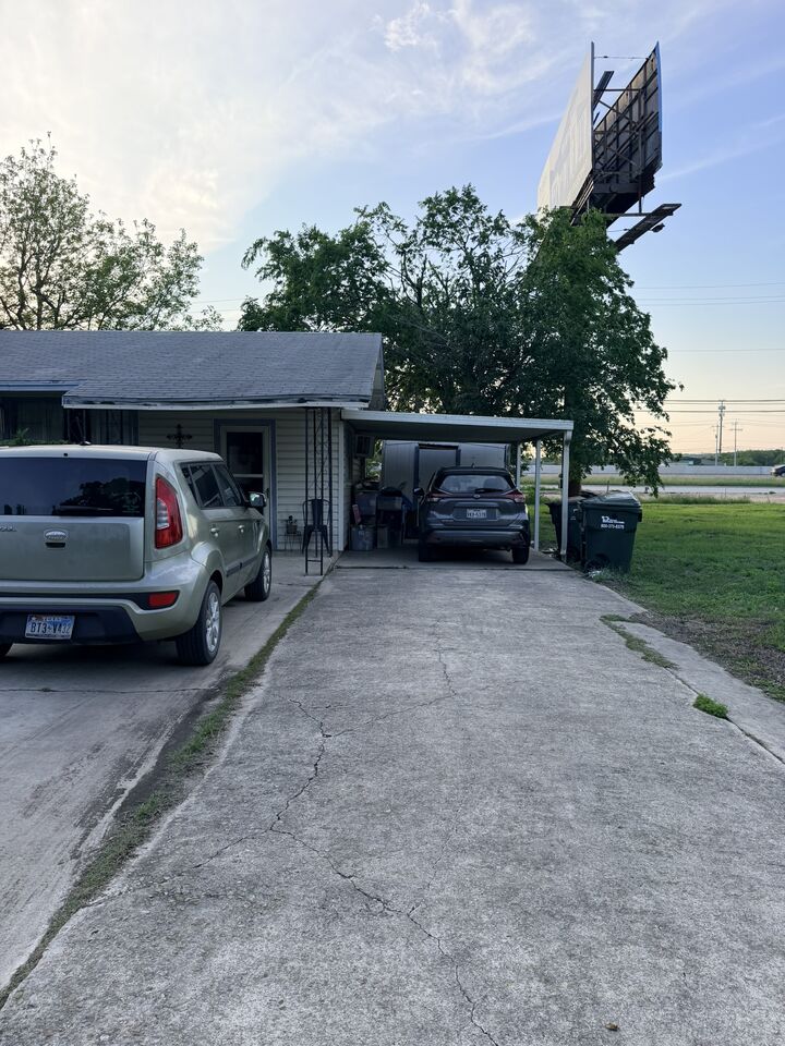 Property Photo:  512 Patricia Drive  TX 78666 