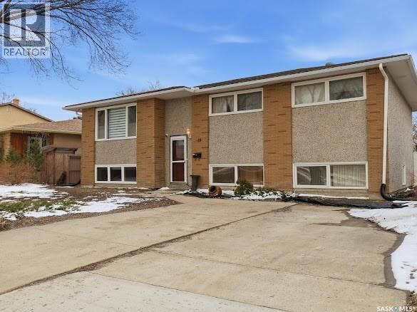Property Photo:  19 Dixon Crescent  SK S4N 1V3 